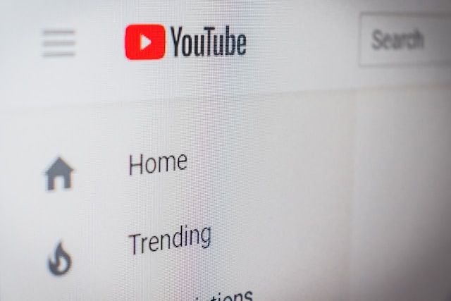AdGuard Digest: Alternative browsers gain popularity on iOS, YouTube’s latest move may backfire, and Roku’s dilemma